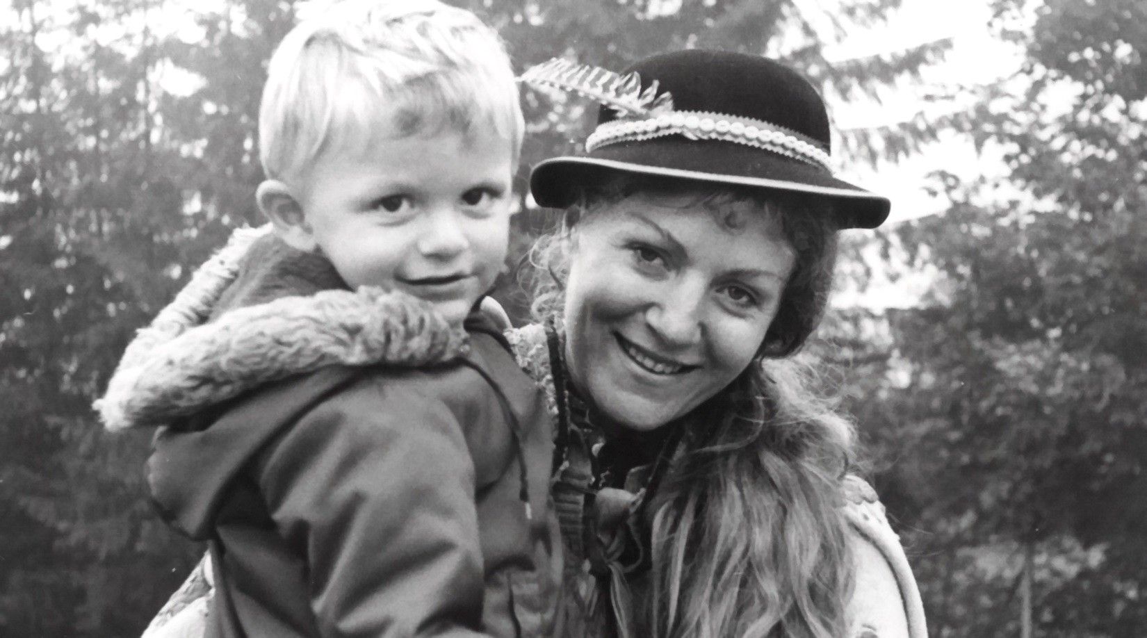 Белла сеньорита Анна Герман со своим сыном