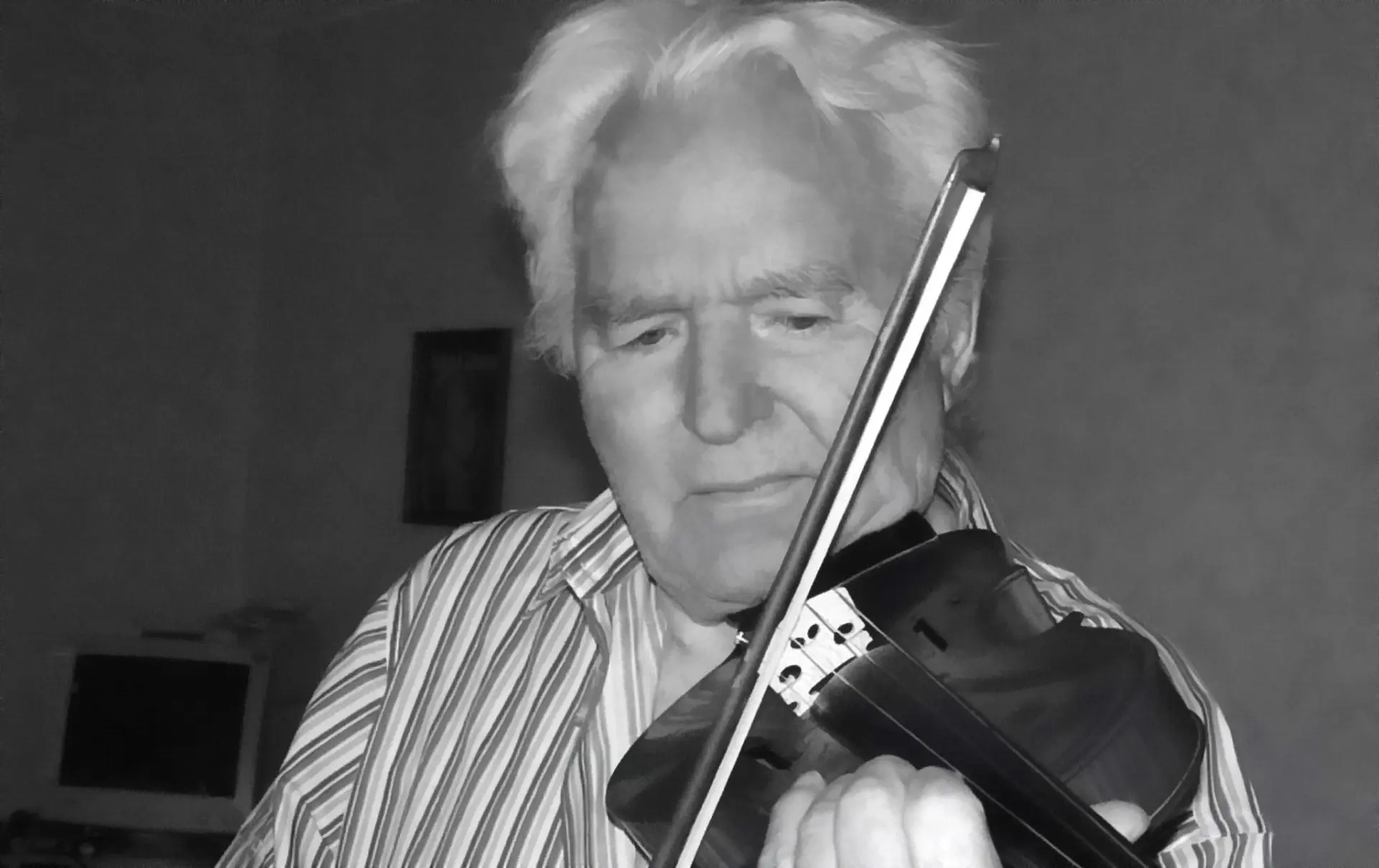 В нашей семье все красиво пели... Артур Герман на своей скрипке играет "Аве Марию" в честь памяти племянницы Анны Герман, 2011 год, Германия