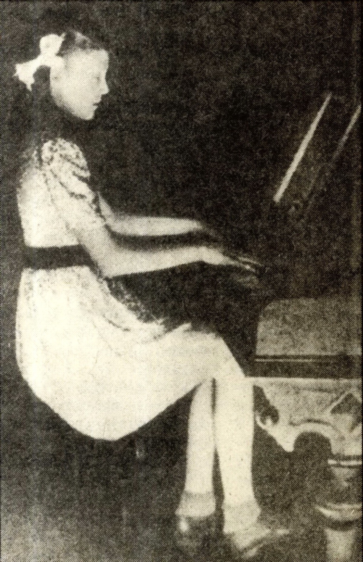 Джамбул, Аннушка за пианиной