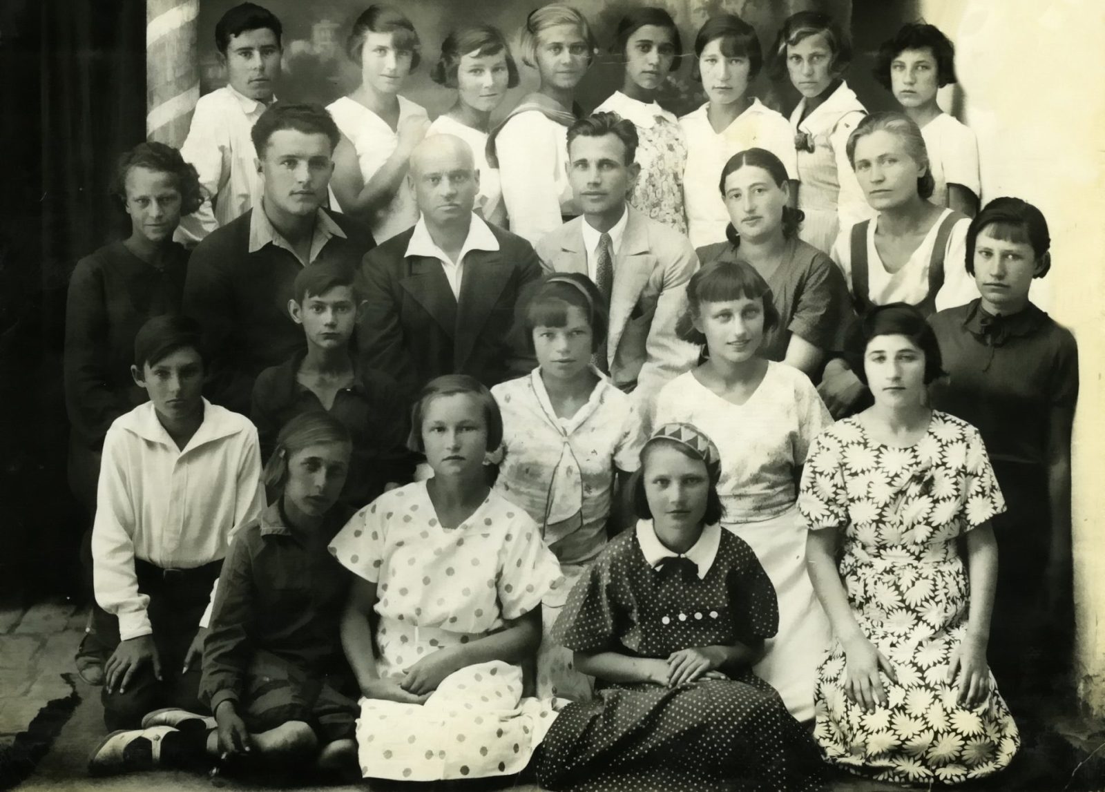 Молодая Ирма Мартенс и Ойген Герман с учениками школы