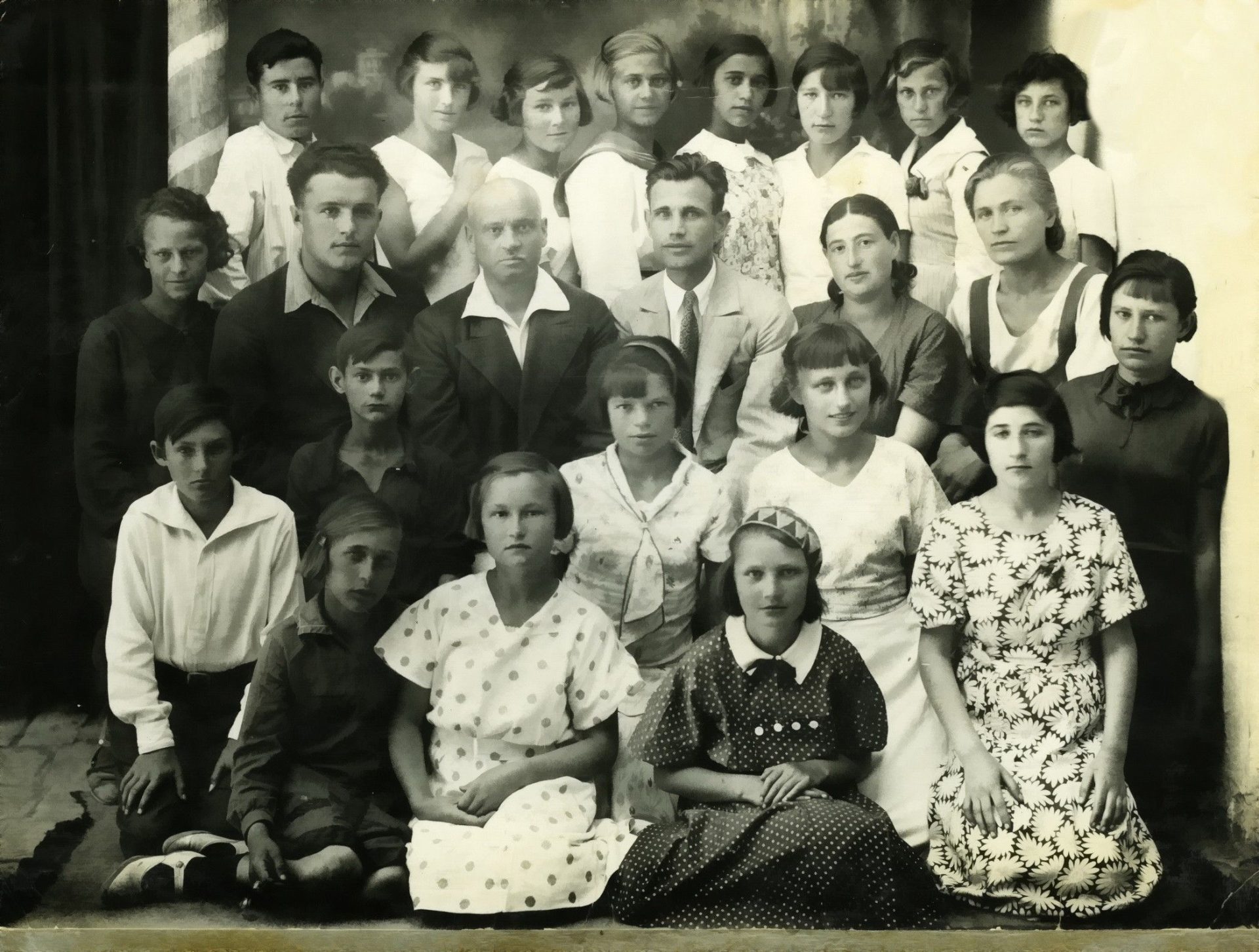 Неизвестная Анна Герман... Ирма Мартенс вместе со своим молодым мужем (он на фото сидит слева) среди своих коллег и учеников-старшеклассников
