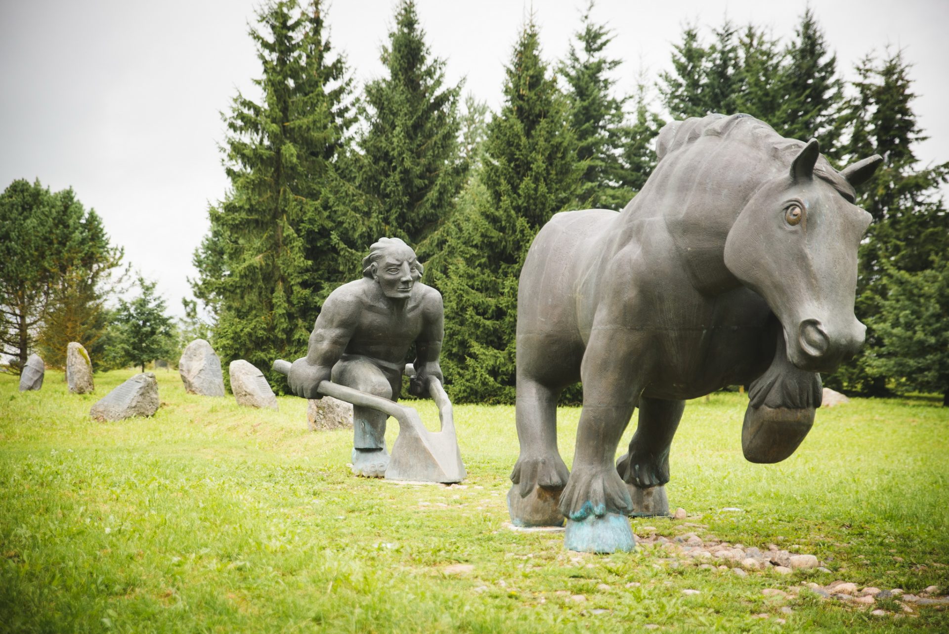 Два десятилетия Антс Паю мечтал о размещении в парке «Сыпрузе» скульптуры, которые ещё сильнее несли бы идею дружбы и заботы о согражданах. Летом 2004 года мечта Антса Паю была осуществлена при его жизни.
